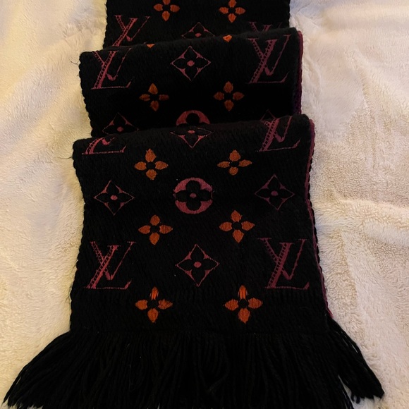 LOUIS VUITTON SCARF AUTH - Picture 3 of 5